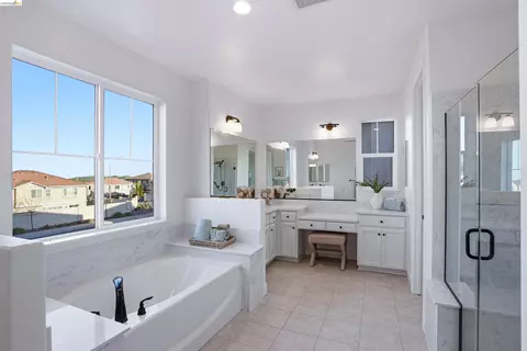 Bath - 2525 Modena Dr, Pittsburg, CA 94565 photo 1 of 8