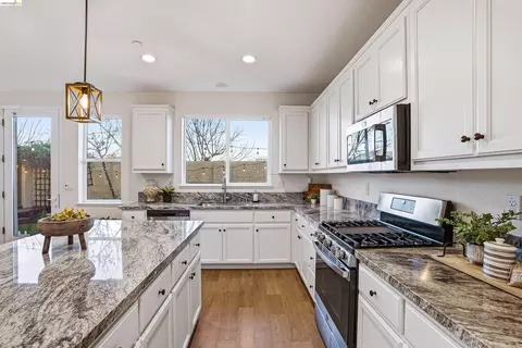 Kitchen - 2525 Modena Dr, Pittsburg, CA 94565 photo 2 of 2