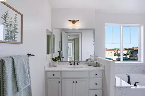 Bath - 2525 Modena Dr, Pittsburg, CA 94565 photo 5 of 8