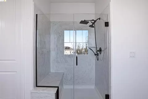 Bath - 2525 Modena Dr, Pittsburg, CA 94565 photo 6 of 8