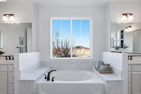 Bath - 2525 Modena Dr, Pittsburg, CA 94565 photo 3 of 8