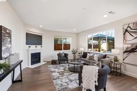 Living - 2525 Modena Dr, Pittsburg, CA 94565 photo 2 of 3