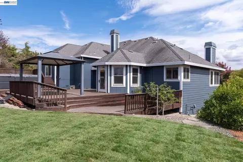 Exterior - 228 Stowring Rd, Petaluma, CA 94952 photo 6 of 8