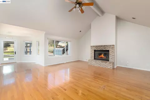 Living - 228 Stowring Rd, Petaluma, CA 94952 photo 2 of 7