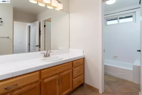 Bath - 228 Stowring Rd, Petaluma, CA 94952 photo 3 of 4
