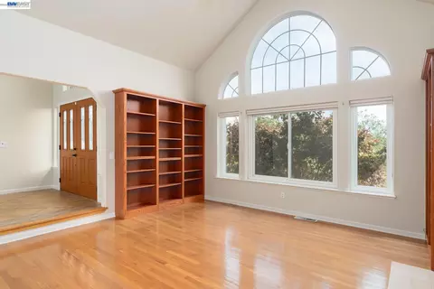 Living - 228 Stowring Rd, Petaluma, CA 94952 photo 6 of 7