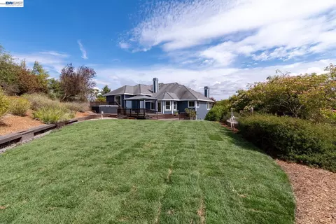 Exterior - 228 Stowring Rd, Petaluma, CA 94952 photo 7 of 8