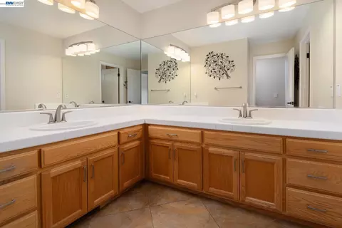 Bath - 228 Stowring Rd, Petaluma, CA 94952 photo 2 of 4