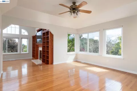 Living - 228 Stowring Rd, Petaluma, CA 94952 photo 5 of 7