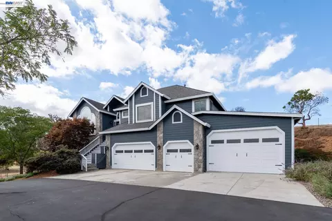 Exterior - 228 Stowring Rd, Petaluma, CA 94952 photo 3 of 8
