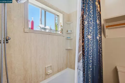 Bath - 1035 Santa Fe Ave, Martinez, CA 94553 photo 2 of 3