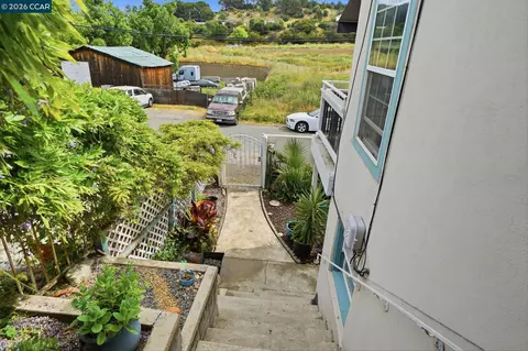 Exterior - 1035 Santa Fe Ave, Martinez, CA 94553 photo 3 of 8