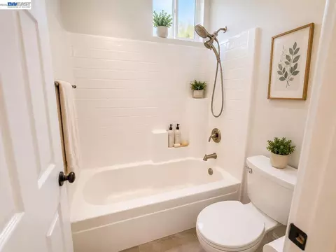 Bath - 3400 Fallen Oak Dr, Modesto, CA 95355 photo 3 of 4
