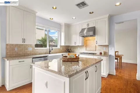 Kitchen - 3400 Fallen Oak Dr, Modesto, CA 95355 photo 4 of 5