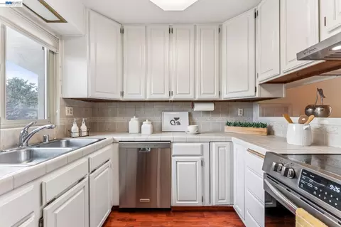 1130 Fontana Dr, Alameda, CA 94502