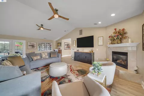 Living - 2767 Canoe St, Copperopolis, CA 95228 photo 2 of 4
