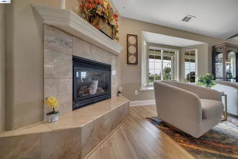 Living - 2767 Canoe St, Copperopolis, CA 95228 photo 3 of 4