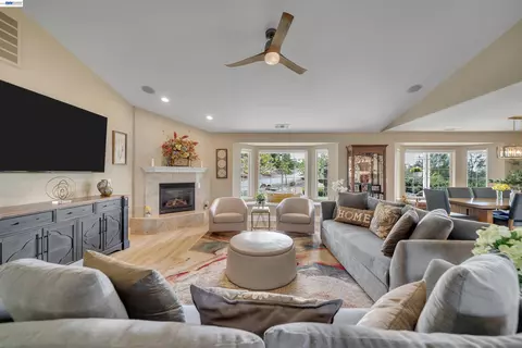 Living - 2767 Canoe St, Copperopolis, CA 95228 photo 4 of 4
