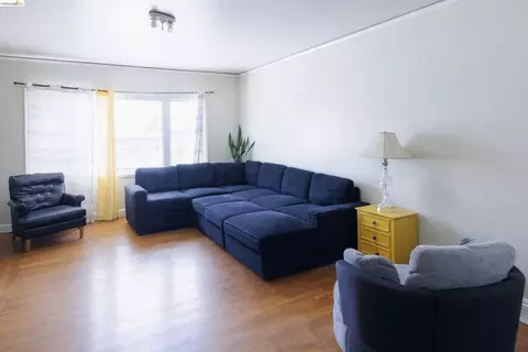 Living - 926 Georgia St, Vallejo, CA 94590 photo 4 of 4