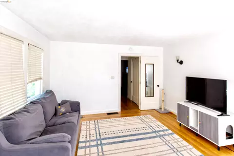 Living - 926 Georgia St, Vallejo, CA 94590 photo 2 of 4