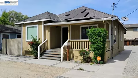 742 4th St, Hollister, CA 95023