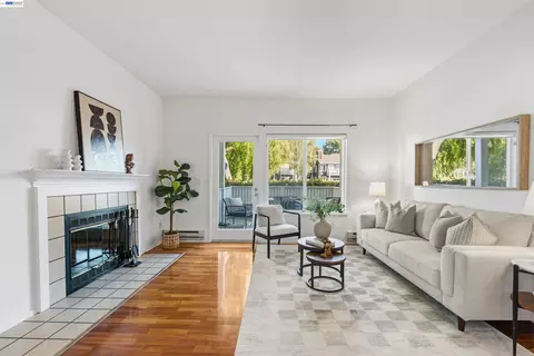 15 Marina Lakes Dr, Richmond, CA 94804