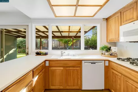 Kitchen - 871 Litwin Dr, Concord, CA 94518 photo 2 of 6