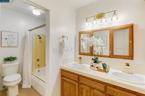 Bath - 871 Litwin Dr, Concord, CA 94518 photo 1 of 6