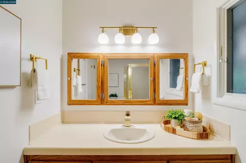 Bath - 871 Litwin Dr, Concord, CA 94518 photo 6 of 6
