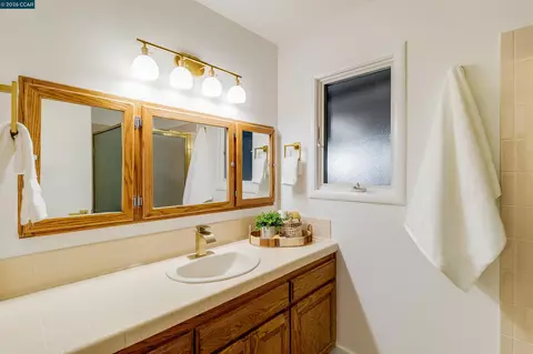 Bath - 871 Litwin Dr, Concord, CA 94518 photo 4 of 6