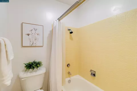 Bath - 871 Litwin Dr, Concord, CA 94518 photo 2 of 6