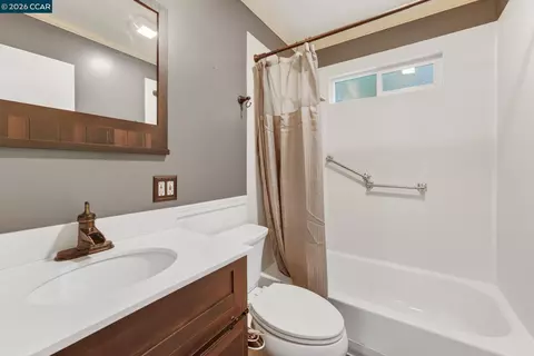 Bath - 1559 Linda Mar Blvd, Pacifica, CA 94044 photo 1 of 1