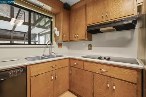 Kitchen - 31 Oak Knoll Loop, Walnut Creek, CA 94596 photo 1 of 2