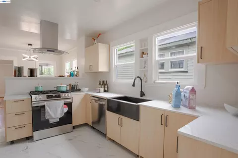 Kitchen - 318 E Pine St, Stockton, CA 95204 photo 6 of 6