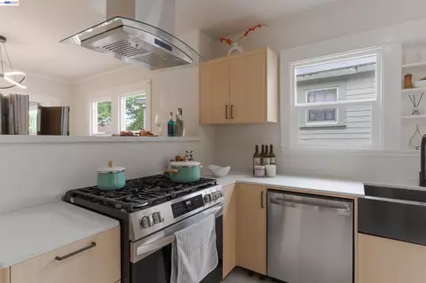 Kitchen - 318 E Pine St, Stockton, CA 95204 photo 3 of 6