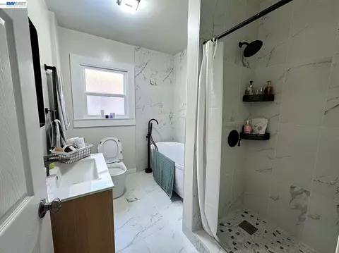 Bath - 318 E Pine St, Stockton, CA 95204 photo 1 of 4