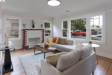 Living - 318 E Pine St, Stockton, CA 95204 photo 1 of 2