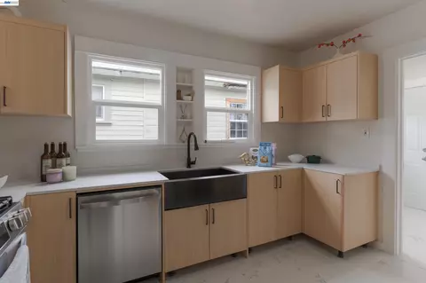 Kitchen - 318 E Pine St, Stockton, CA 95204 photo 4 of 6