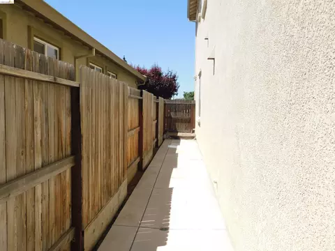 Exterior - 1090 Lavender St, Manteca, CA 95337 photo 3 of 4