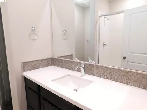 Bath - 1090 Lavender St, Manteca, CA 95337 photo 5 of 5