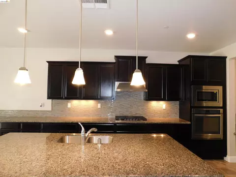 Kitchen - 1090 Lavender St, Manteca, CA 95337 photo 2 of 3