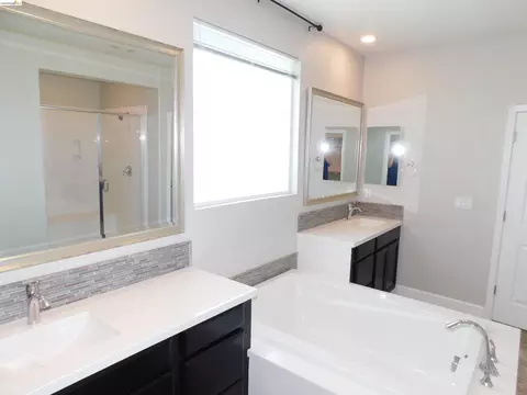 Bath - 1090 Lavender St, Manteca, CA 95337 photo 2 of 5