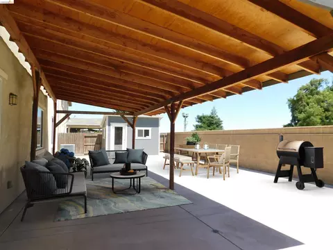 Exterior - 1090 Lavender St, Manteca, CA 95337 photo 4 of 4