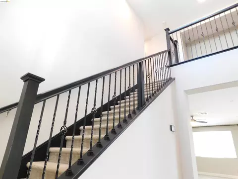 Entry Way - 1090 Lavender St, Manteca, CA 95337 photo 2 of 4