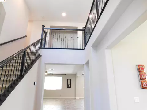 Entry Way - 1090 Lavender St, Manteca, CA 95337 photo 3 of 4