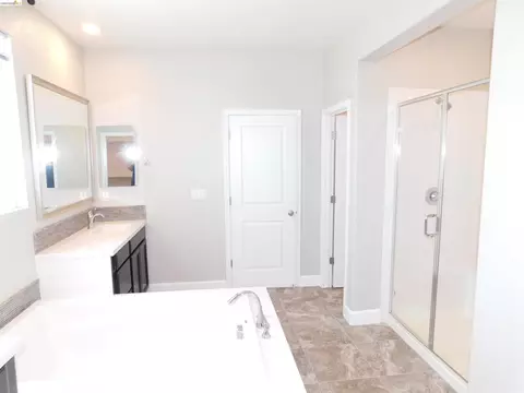 Bath - 1090 Lavender St, Manteca, CA 95337 photo 3 of 5