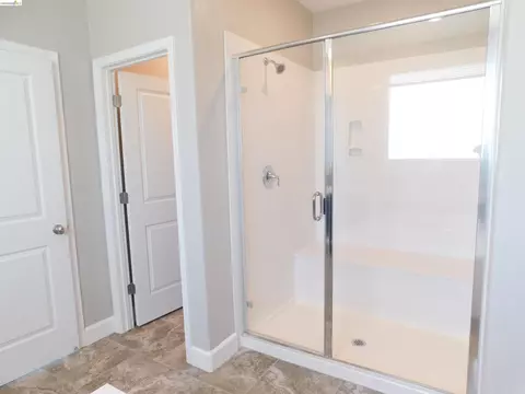 Bath - 1090 Lavender St, Manteca, CA 95337 photo 4 of 5