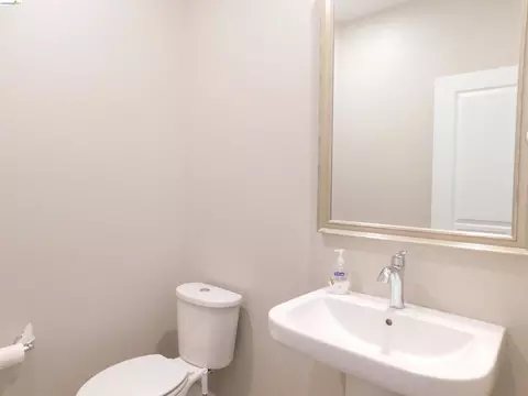 Bath - 1090 Lavender St, Manteca, CA 95337 photo 1 of 5