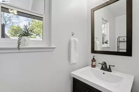 Bath - 5505 Roundtree Dr #B, Concord, CA 94521 photo 1 of 2