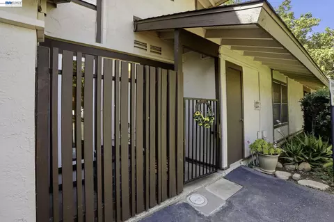 Exterior - 5505 Roundtree Dr #B, Concord, CA 94521 photo 2 of 7